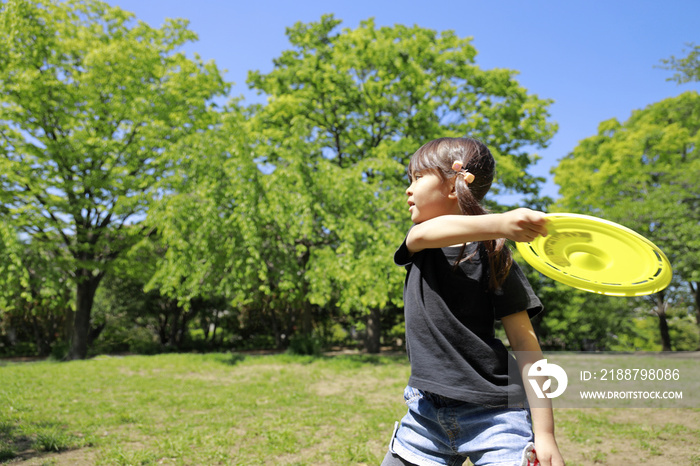 フリスビーをする幼児(5歳児)