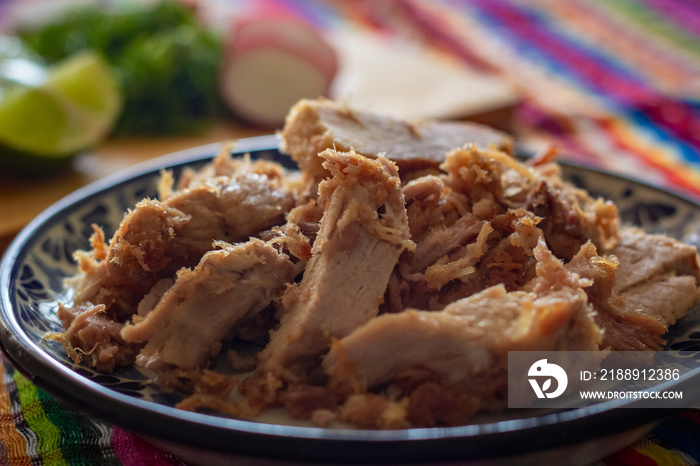 Carnitas de Puebla, con rábanos y limones