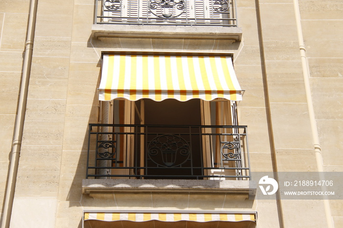 Balcon dimmeuble ancien à Paris