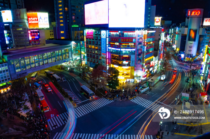 东京涩谷霓虹小镇的夜间延时穿越高角度广角镜头