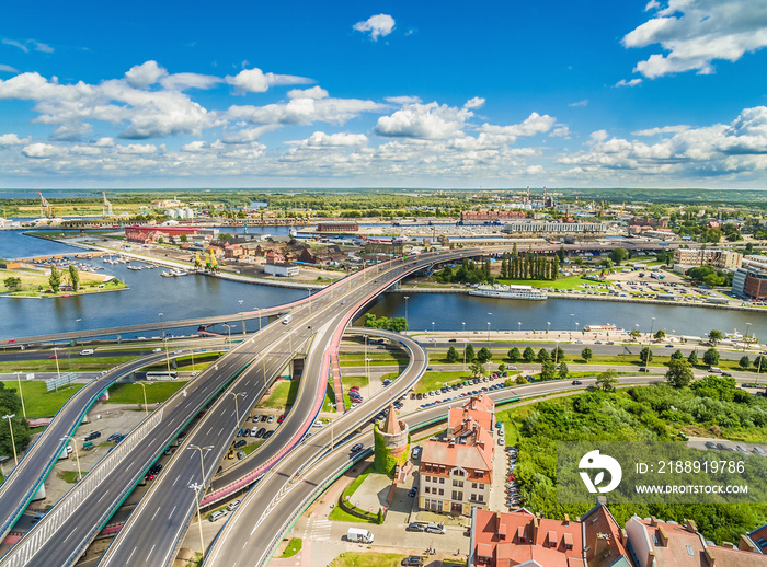 Szczecin z powietrza. Trasa Zamkowa i most Łabudy nad Odrą, widziane z lotu ptaka..