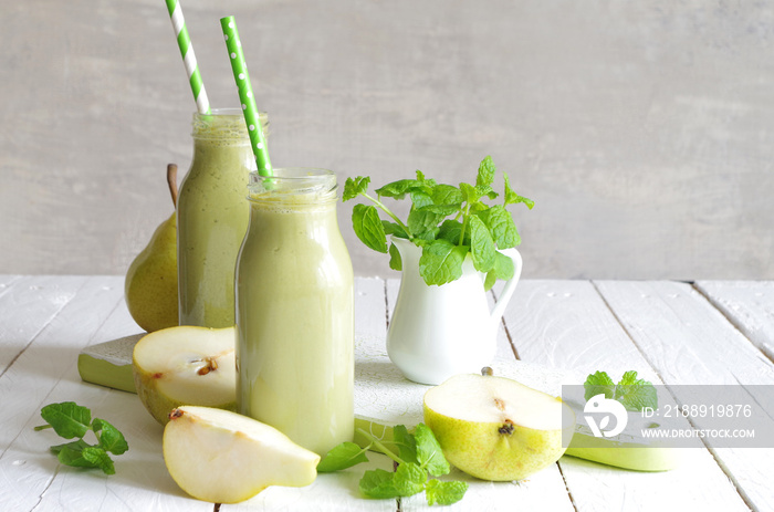 grüner Smoothie mit Birne