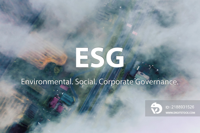 ESG在工业空中景观上的铭文。ESG环境保护理念。