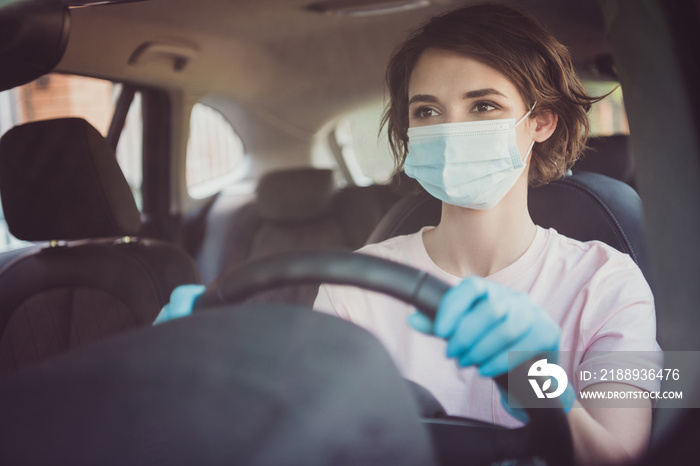 女孩旅游度假骑行汽车前窗照跟随交通道路戴乳胶手套