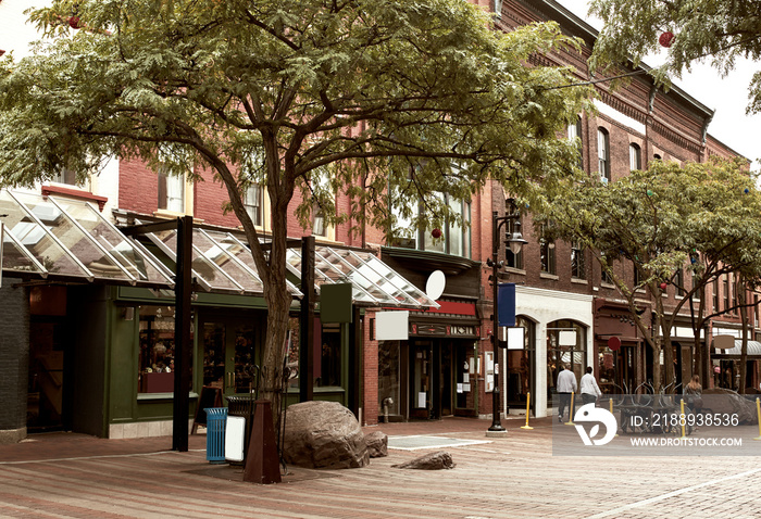 伯灵顿教堂街市场步行购物中心沿线的零售店和餐馆