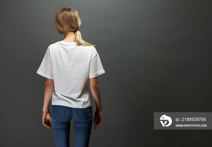 性感的女人或女孩穿着白色空白t恤，有空间放置你的标志、实物模型或休闲设计