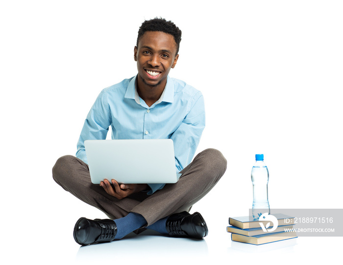 快乐的非裔美国大学生坐着笔记本电脑上网
