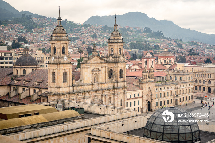 Catedral primera de Bogotá y Plaza de Bolivar en el Centro de Bogotá, Colombia