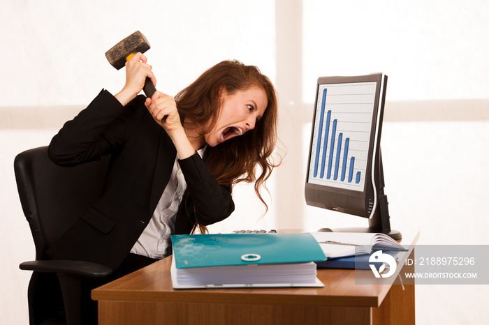 愤怒的商业女性对着办公室的办公桌表达愤怒