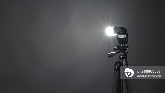 为拍摄照片或视频制作而设置的工作室灯光和背光以及软盒，包括