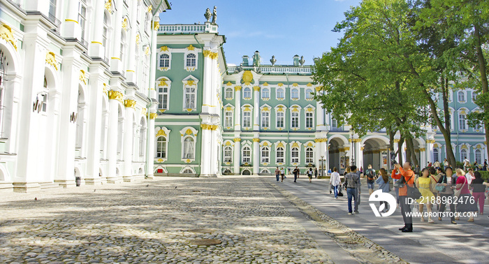 Fachada y jardín del museo de Hermitage, San Petersburgo, Rusia