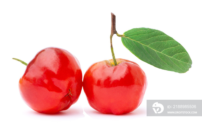 两个红色的针叶樱桃果实，在白色背景上分离出绿色的叶子。