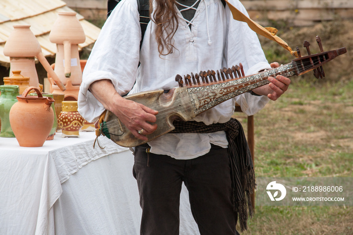 Instrument à cordes moyenâgeux