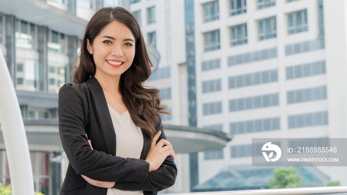 smart business girl thinking and city background