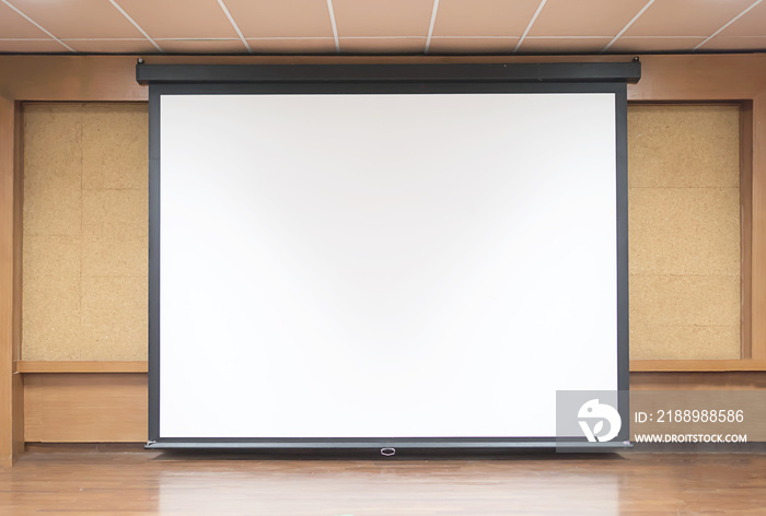 白色投影屏幕为空的演讲室正视图
