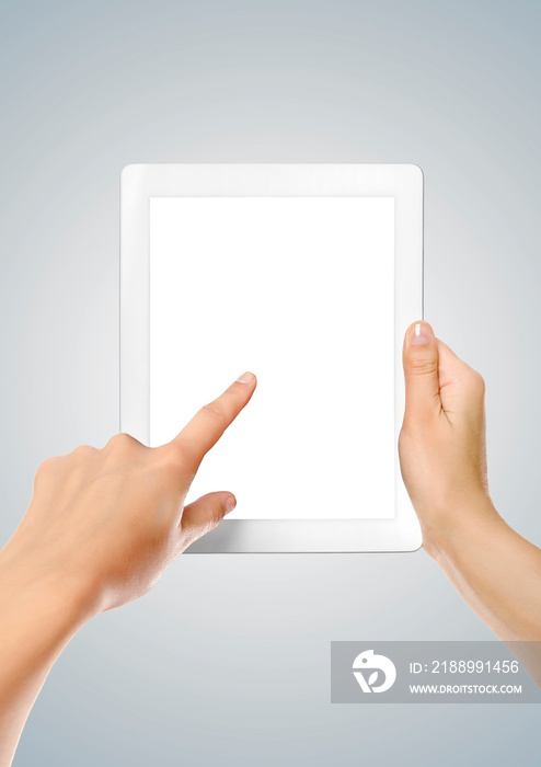 女性手中的白色屏幕平板电脑。