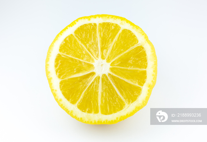 柠檬质地背景的特写照片。水果切成两半，内部，宏观视图。