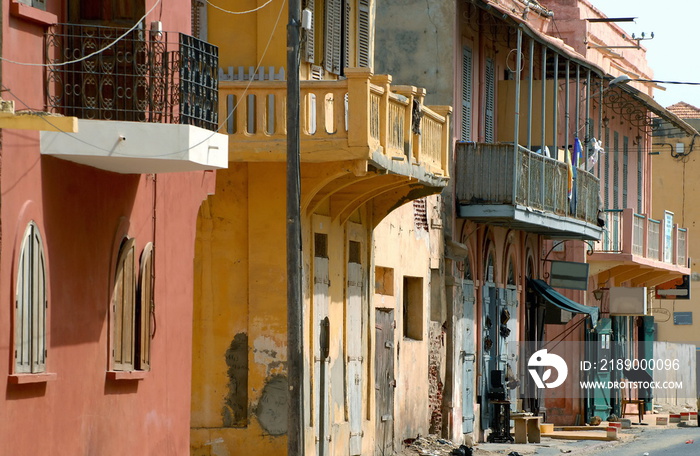 Saint-Louis du Sénégal, façades typiques et colorées avec balcons en fer forgé, centre historique de