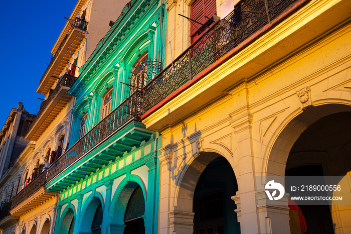 Paseo El Prado和Ca附近历史悠久的市中心（Havana Vieja）风景如画、色彩缤纷的哈瓦那老街