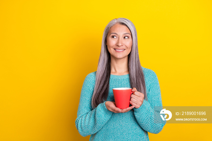 迷人的头脑开朗的白发女人喝茶思考的肖像复制空间孤立o