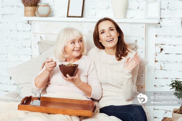 快乐的老年妇女正在与她体贴的祖母交谈