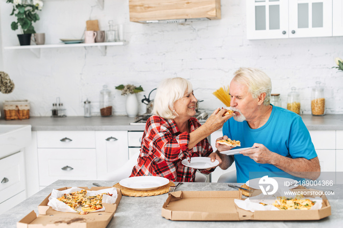 老年夫妇在厨房吃披萨