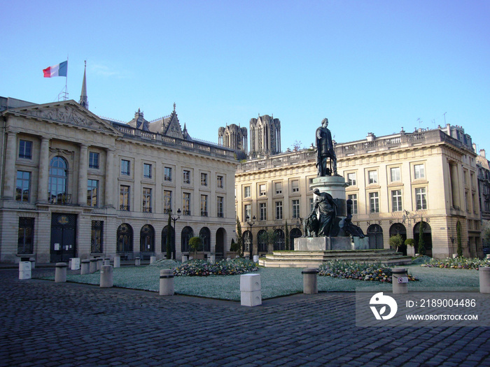 Nouvelle place royale végétalisée du Reims, statue de Louis XV, cathédrale de Reims et bâtiment de l