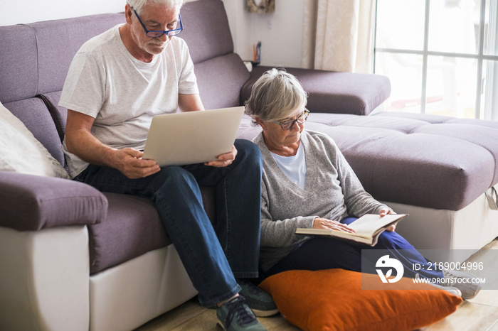 一对老年夫妇在家里的沙发上放松享受——成熟退休的女人在看书