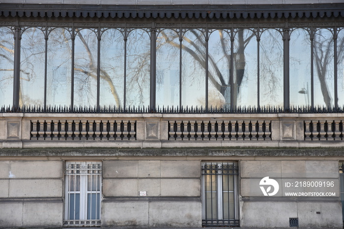 Façade à verrière à Paris. France