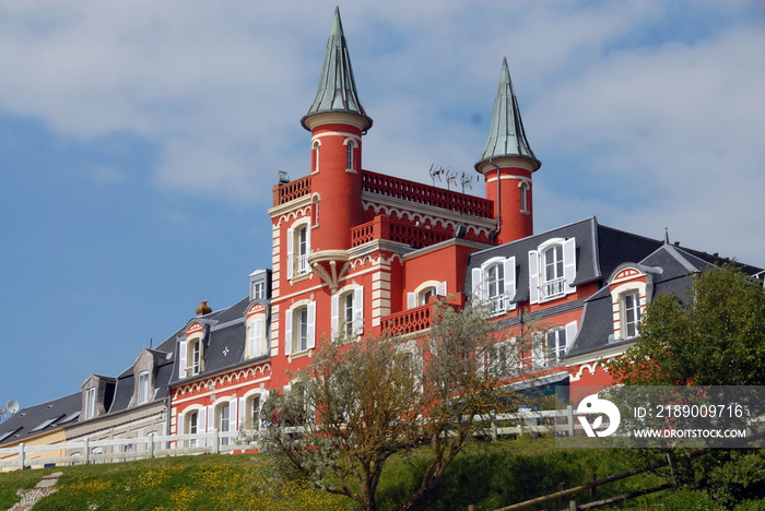 Le Crotoy,  Hôtel-restaurant à tourelles rouges, ville du département de la Somme, France