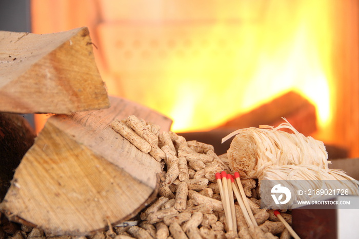 Kamin mit Holz und Zündhölzer