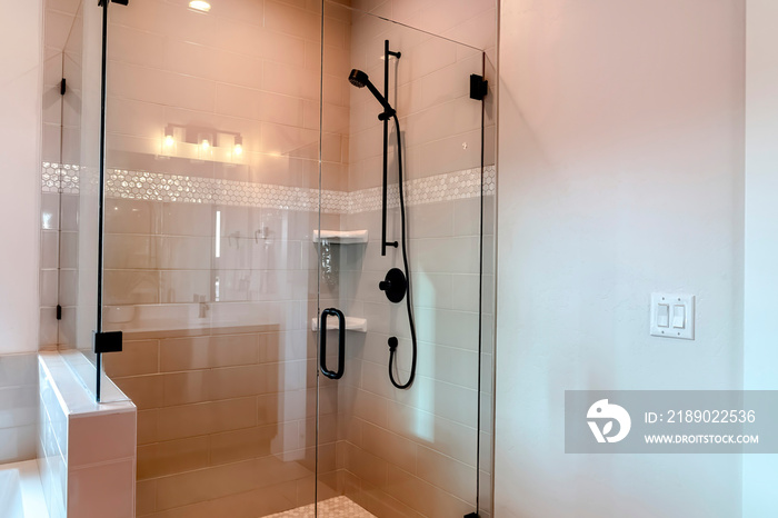 浴室矩形淋浴间，带半玻璃外壳和铰链门