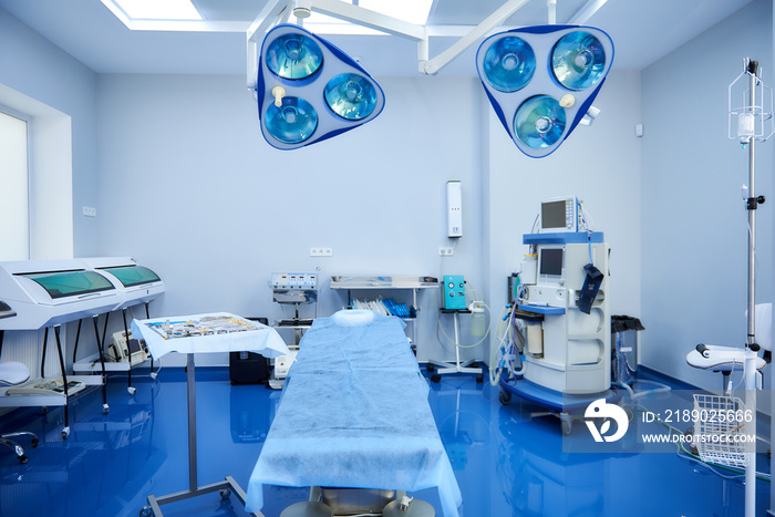 手术室内部照片，配有手术台、现代医疗设备和滴水器
