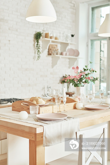 室内阁楼风格的白色厨房。情人节厨房装饰。厨房用具和架子。