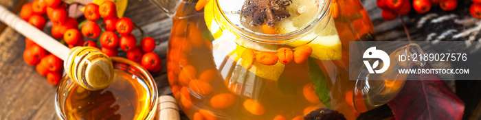 温暖秋季饮料的概念。沙棘和香料的热草药茶：茴香、肉桂、clov