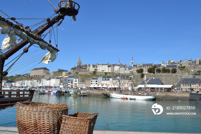 Port de Granville, bateaux et paniers de pécheurs