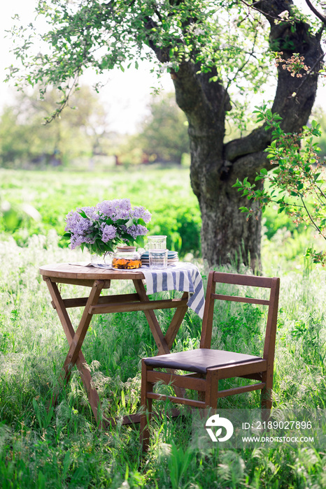 夏日花园餐桌上的一束紫丁香3