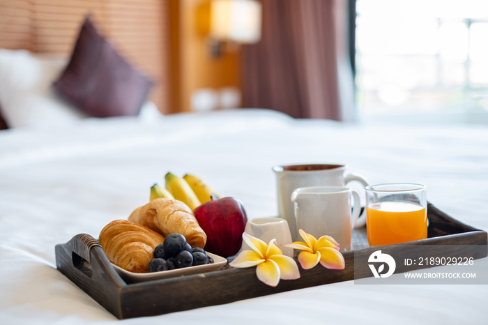 Focus on fruit. In a hotel room with fruit, place a tray on the bed to welcome the arrival of VIP gu