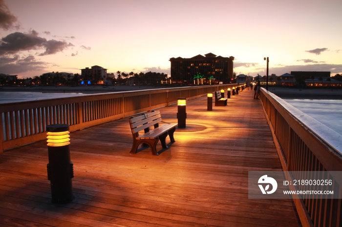 佛罗里达州迪尔菲尔德海滩码头黄昏后木板路，灯光明亮，公园长椅，在
