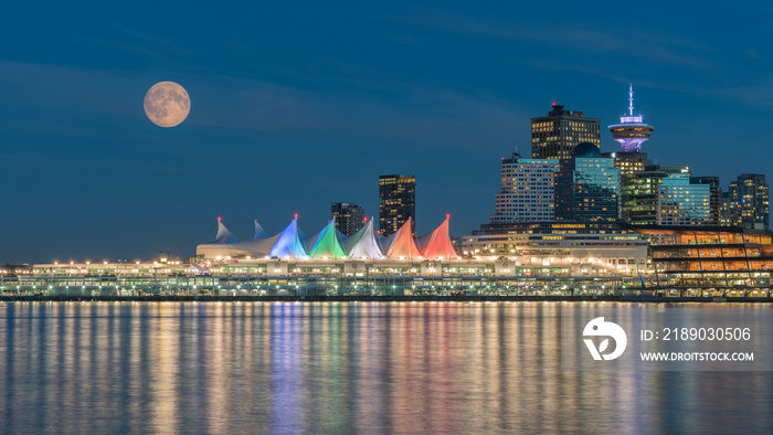 城市满月之夜，加拿大不列颠哥伦比亚省温哥华