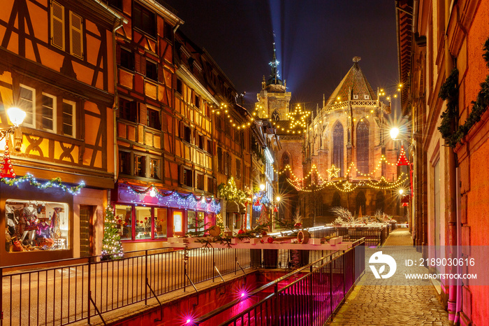 圣诞夜的法国城市科尔马。