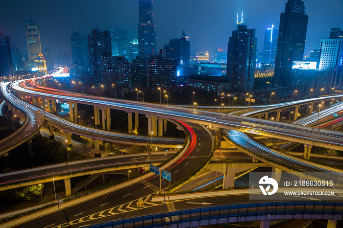 现代城市夜间交通道路。交通路口。