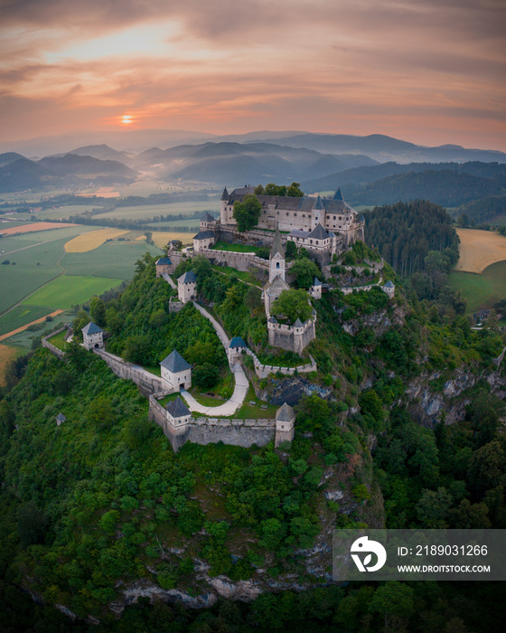 奥地利山上的霍霍斯特维茨城堡（奥斯特里希）鸟瞰图
