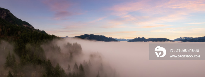 哈里森湖上空薄雾笼罩的加拿大山脉景观鸟瞰图。戏剧性的山脉