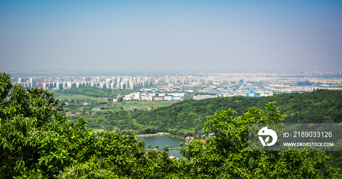 城市靠近山