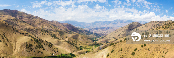 从乌兹别克斯坦Kamchik（Qamchiq）山口俯瞰。