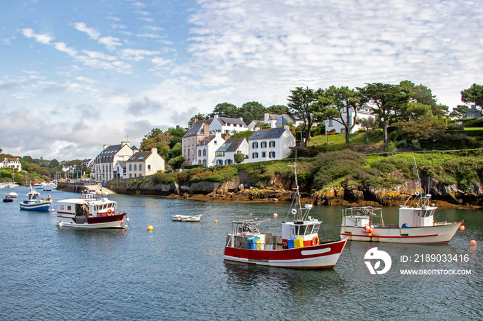 Clohars-Carnoët. Doëlan. Chalutiers dans la ria de la Laïta. Finistère. Bretagne	