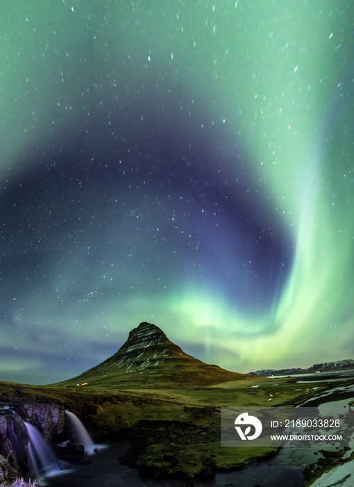 冰岛柯克朱费尔北极光在天空中全面启动