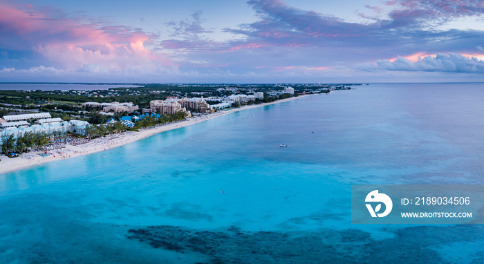 加勒比海开曼群岛热带天堂七英里海滩的空中全景