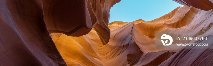美国亚利桑那州羚羊峡谷的彩色波浪形岩石——背景和纹理概念